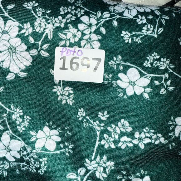Elegant Green and White Blouse with Subtle Floral Design - Picture 6 of 6